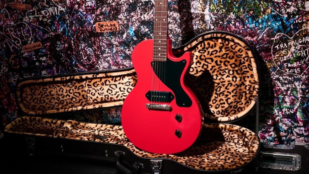 Featured image Billie Joe Armstrong unveils the Radiant Red Les Paul Junior