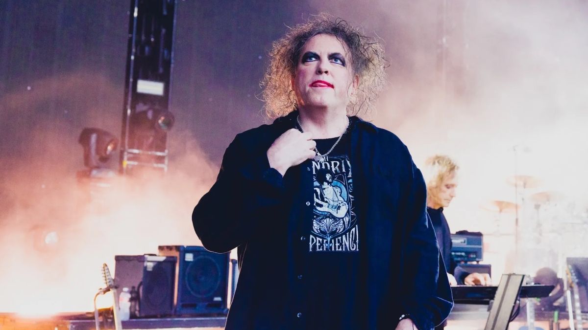 Featured image Robert Smith Roasts FIFA President at World Cup Halftime Show