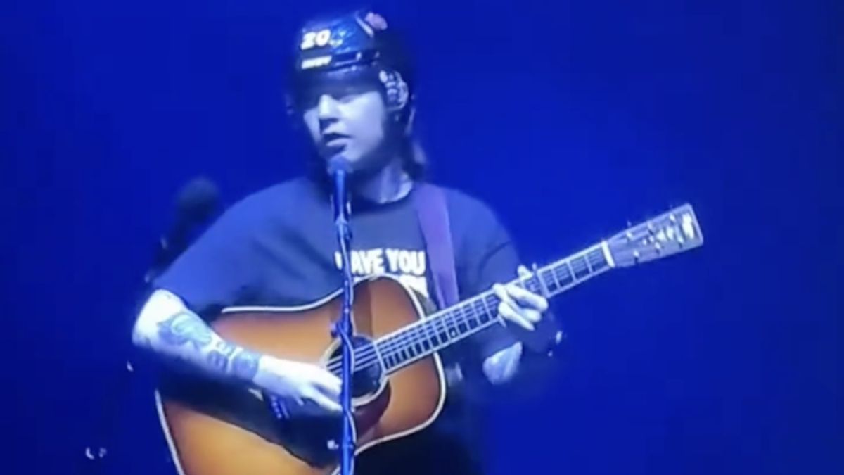 Featured image Billy Strings wears helmet after being hit at concert