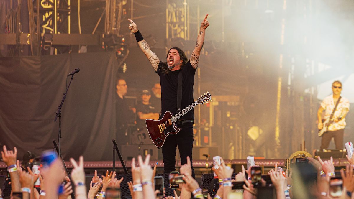 Featured image Foo Fighters vs QOTSA Tour Visuals and Setlists