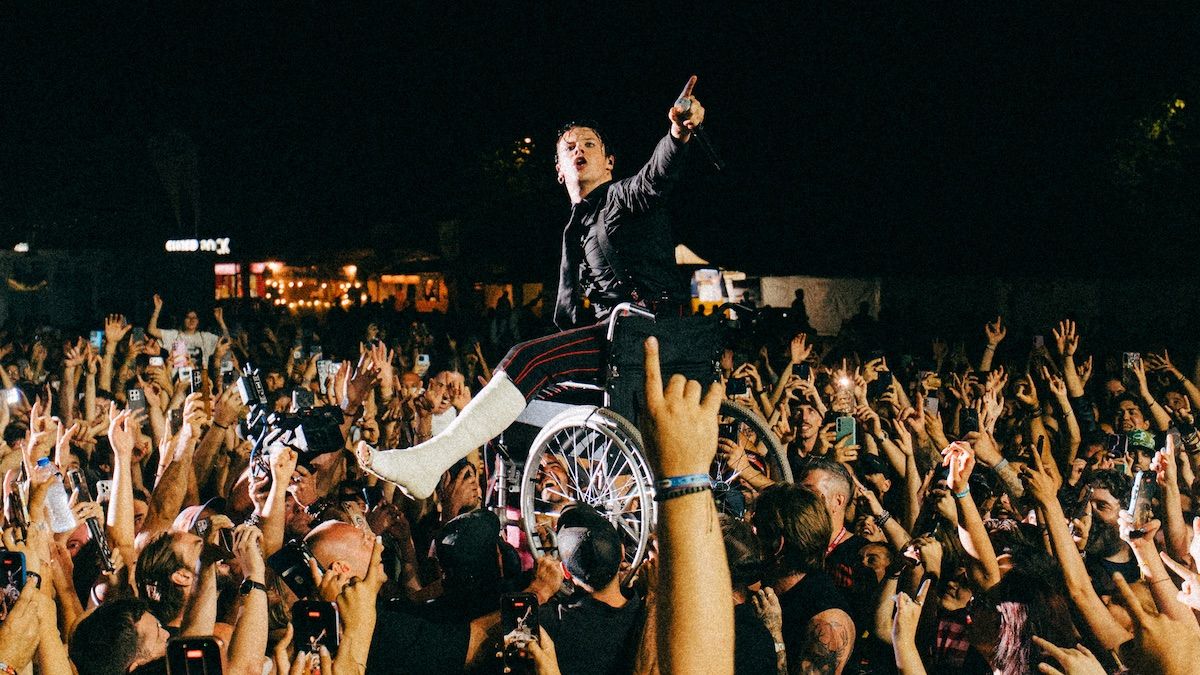 Featured image Yungblud Surfs in Wheelchair with Broken Leg Performance