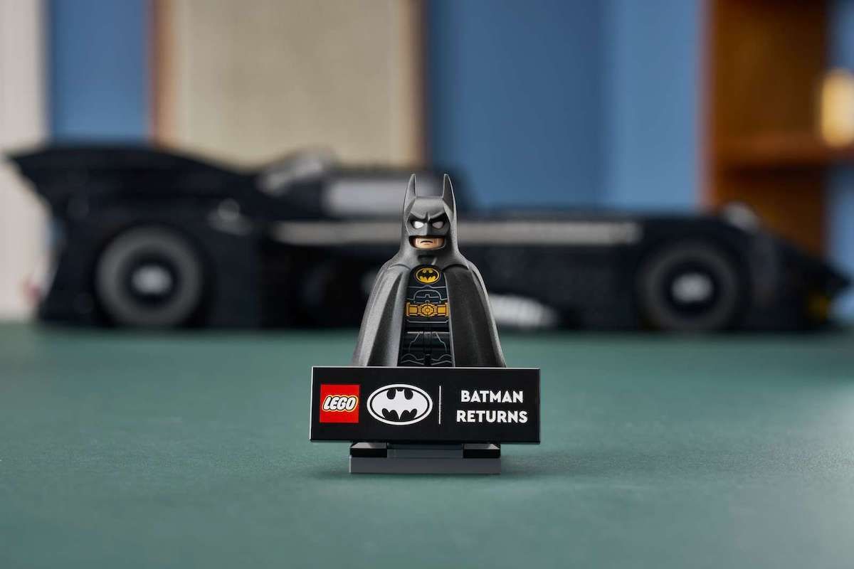 Featured image LEGO Batman Batmobile splits into Batmissile with Keaton minifig