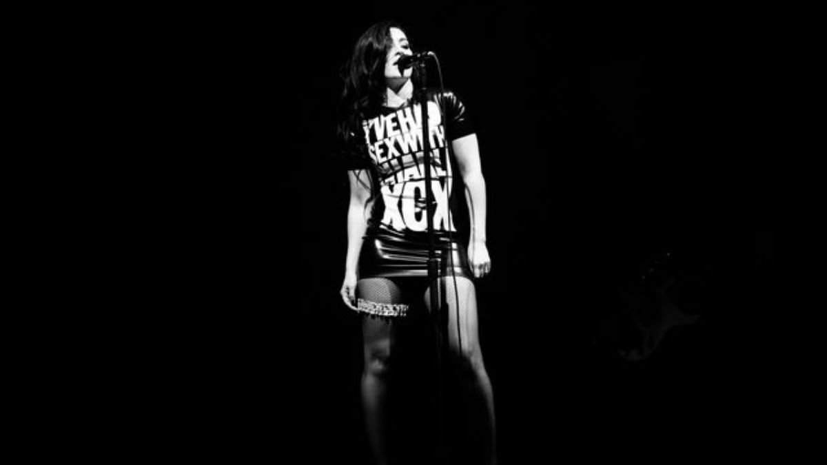 Featured image Charli XCX Tour A RealitySwirling Brooklyn Spectacle Review