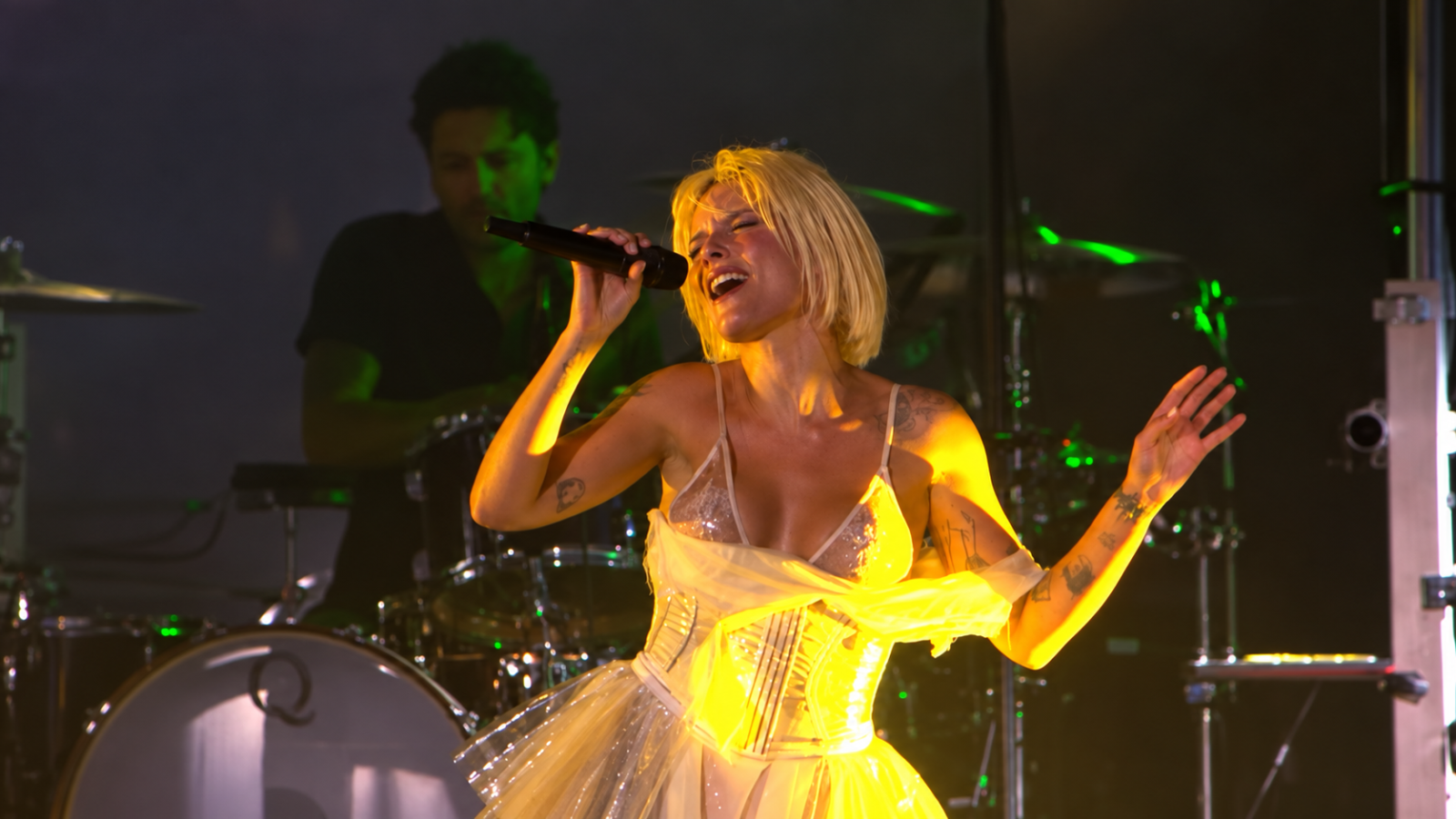 Featured image Halsey fights infection at Rock in Rio calls 100 Witches for help
