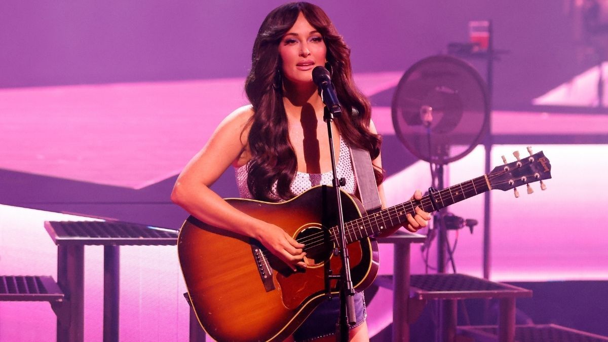 Featured image Kacey Musgraves rides disco balls at MSG