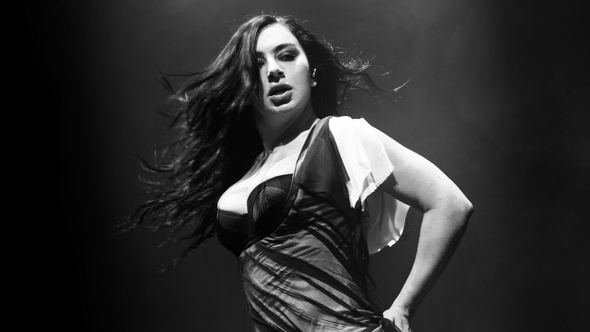 Featured image Charli XCX Tour A RealitySwirling Brooklyn Spectacle Review