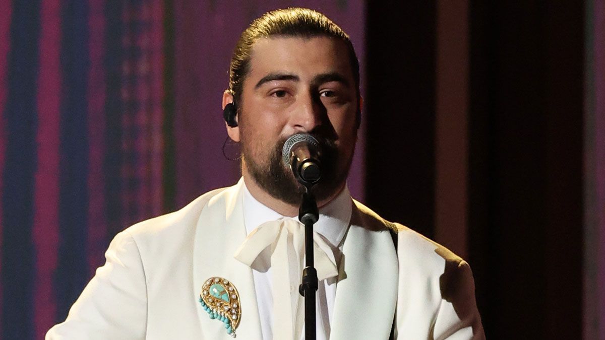 Featured image Noah Kahan performs for Emmys In Memoriam Watch