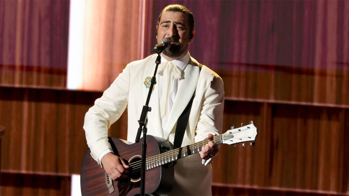 Featured image Noah Kahan performs for Emmys In Memoriam Watch
